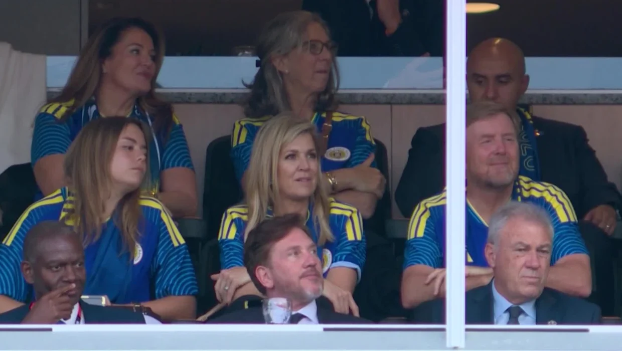 Máxima y Guillermo de Países Bajos alientan a Curazao contra Ecuador vistiendo la camiseta azul
