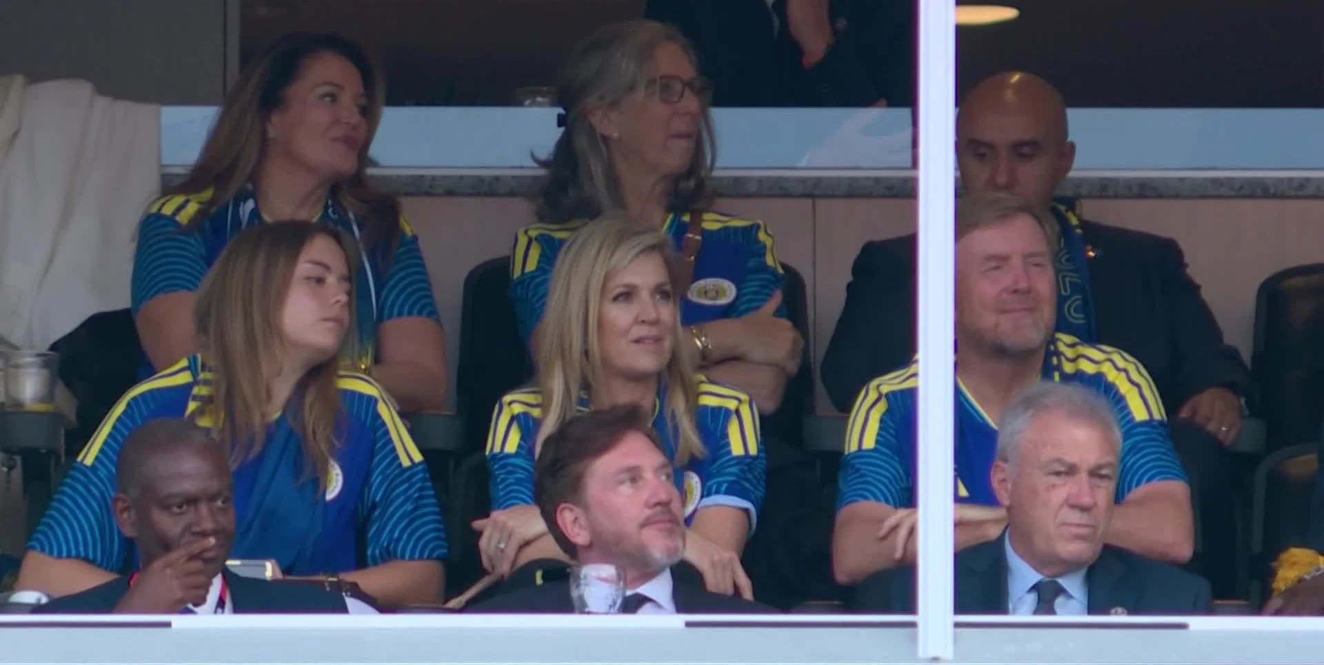 Máxima y Guillermo de Países Bajos alientan a Curazao contra Ecuador vistiendo la camiseta azul