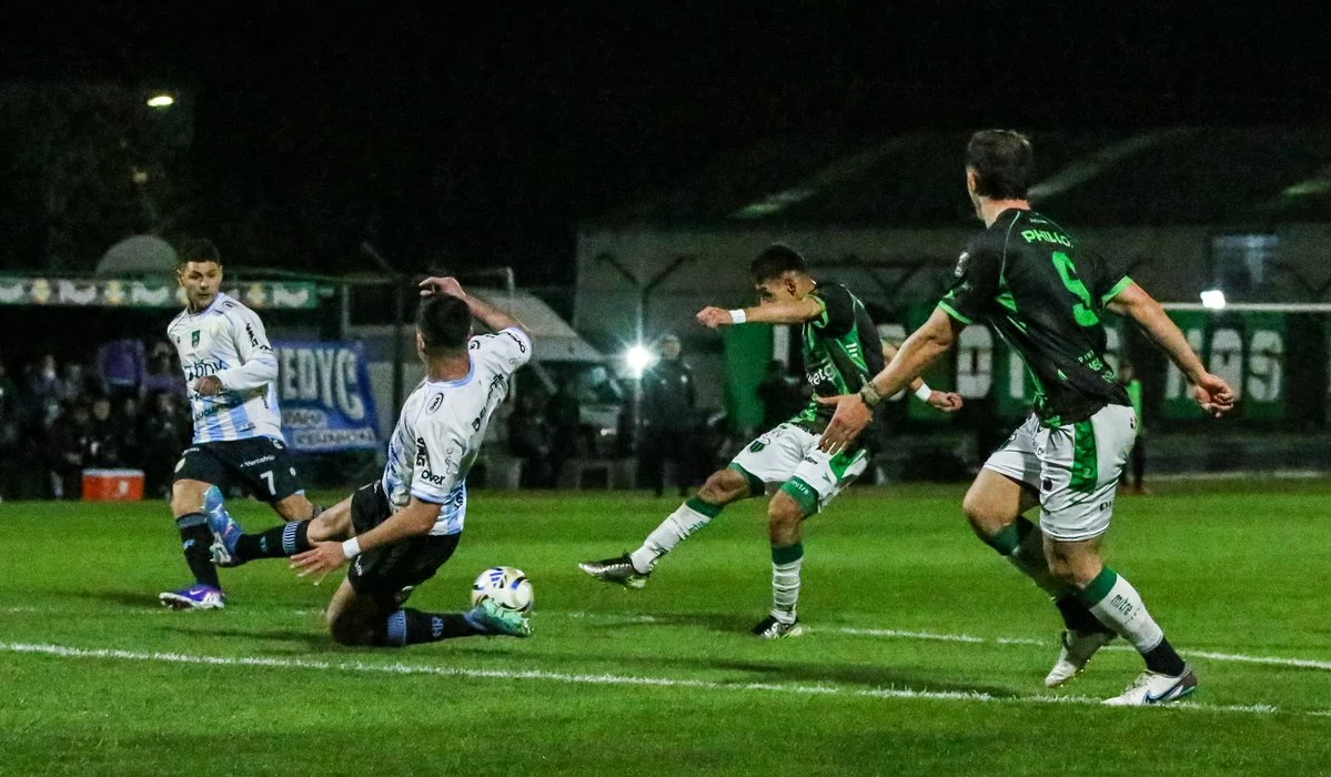 Nueva Chicago fue más pero no tuvo puntería ante Atlético Rafaela en Mataderos