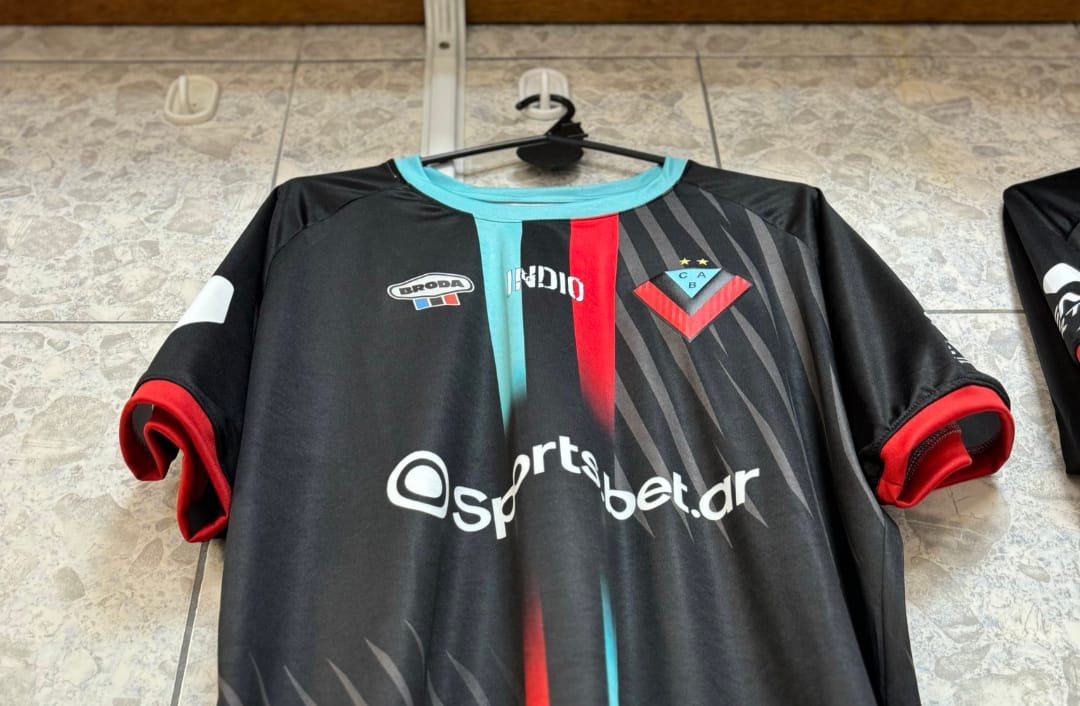 El homenaje de Brown de Adrogué al Indio Solari en su camiseta