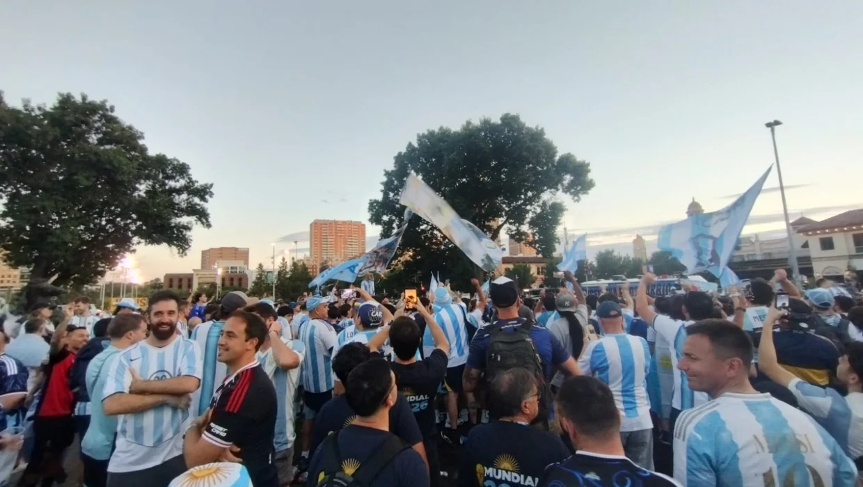 Multitudinario banderazo de los hinchas en Kansas a un día del debut de Argentina