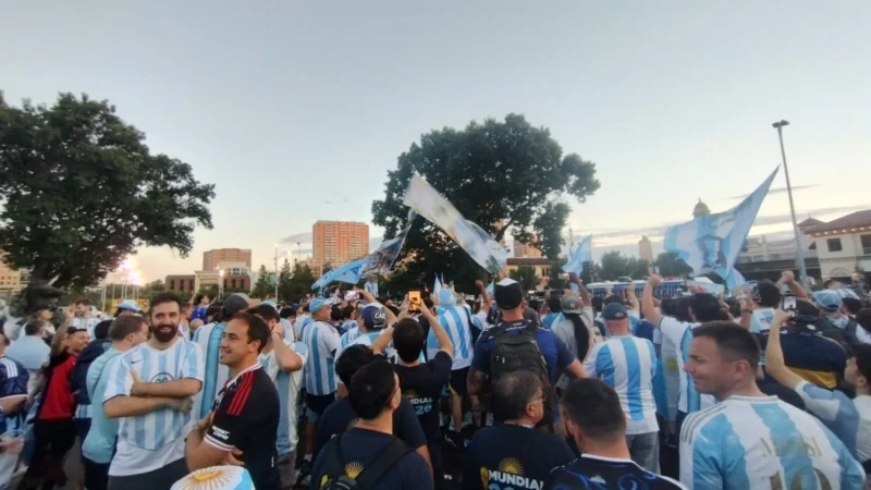 Multitudinario banderazo de los hinchas en Kansas a un día del debut de Argentina