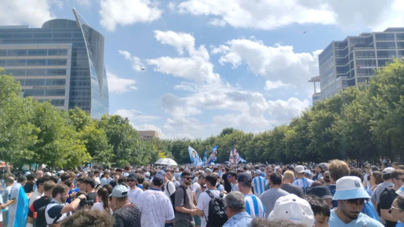 Multitudinario banderazo de hinchas de Argentina el Klyde Warren Park en Dallas