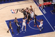 ¡Locura en la Gran Manzana! – New York se llevó un histórico partido ante San Antonio y quedó a tiro del campeonato