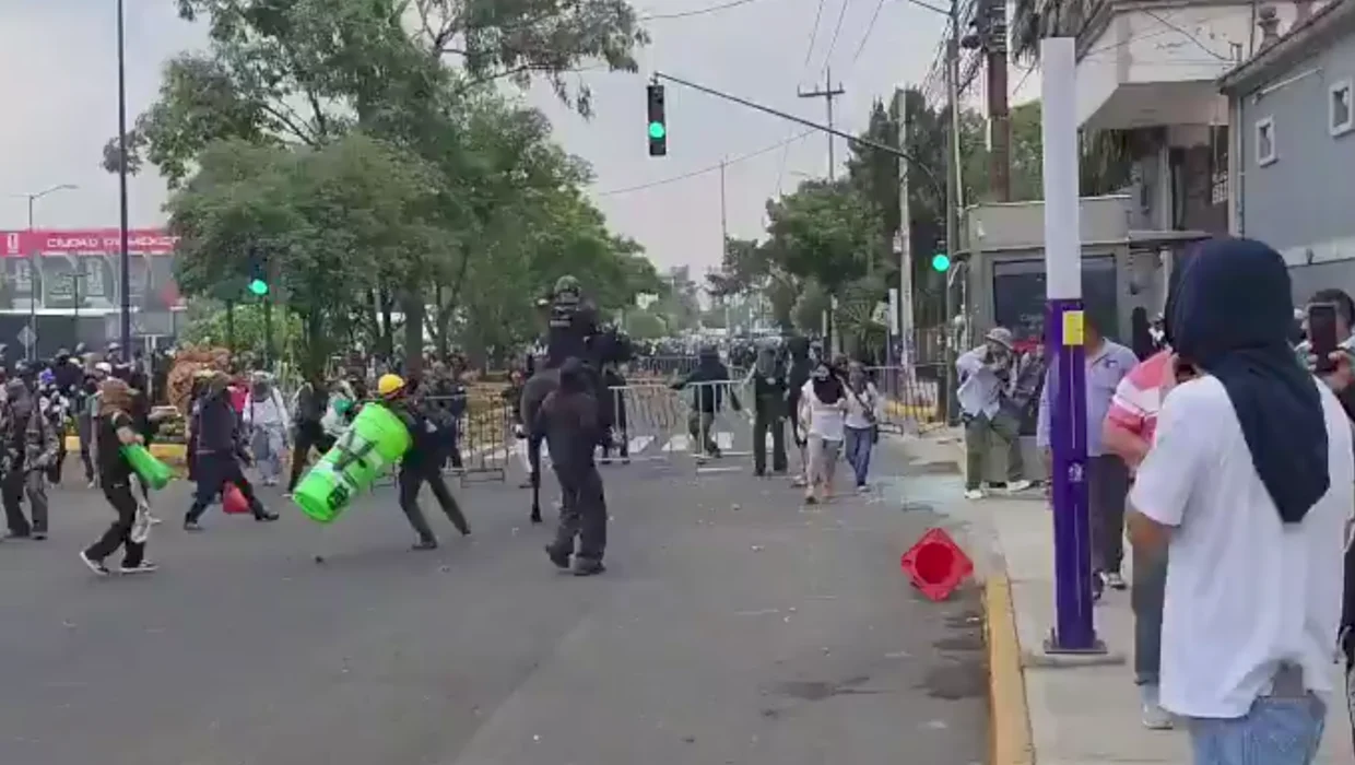 Enfrentamientos entre la policía y el bloque antimundialista en el CDMX