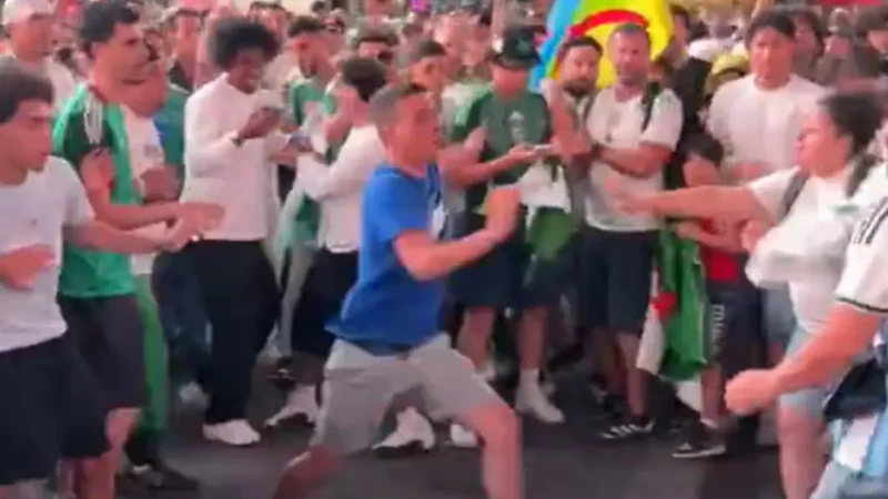 Escándalo en el Times Square: hinchas de Argentina y Argelia, a las piñas en Nueva York