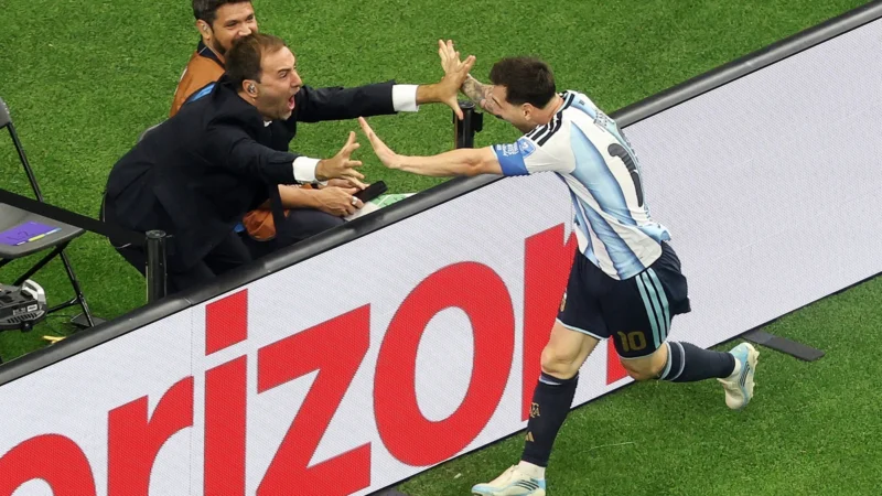 Lionel Messi y el saludo con Joaquín Bruno en el gol de Argentina