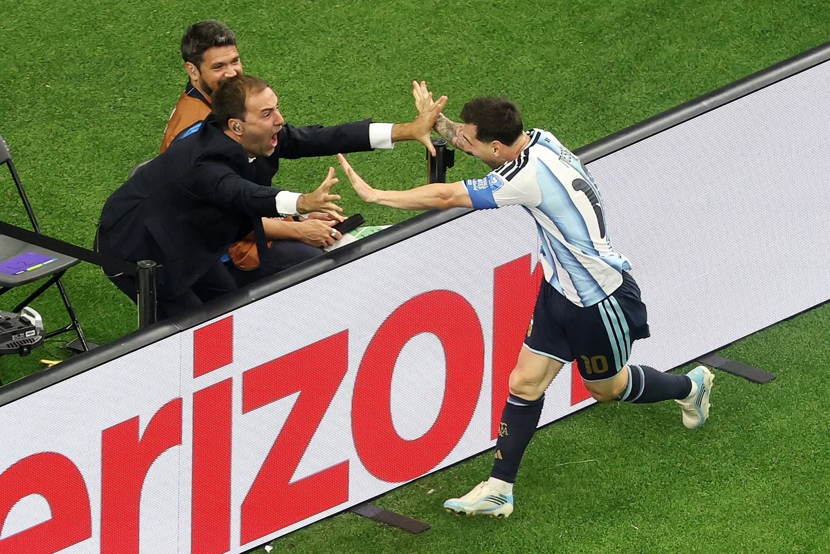Lionel Messi y el saludo con Joaquín Bruno en el gol de Argentina