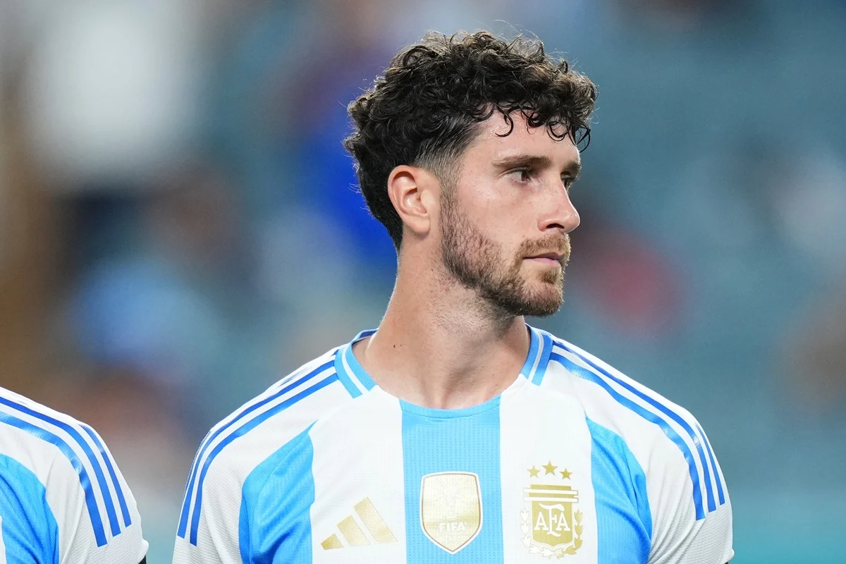 Oficial: Marcos Senesi reemplaza a Balerdi en la convocatoria de Argentina para el Mundial 2026