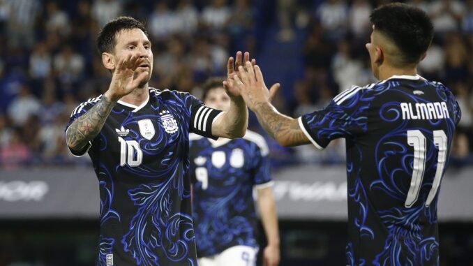 FIFA ya confirmó que en un partido jugará con la alternativa. ¿Qué camisetas usará Argentina en la fase de grupos del Mundial?