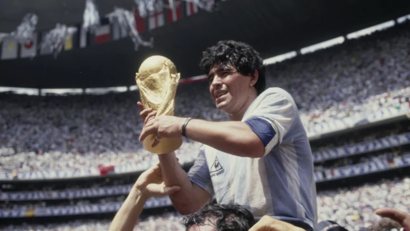 Homenaje a Maradona y Pelé en el entretiempo de México y Sudáfrica
