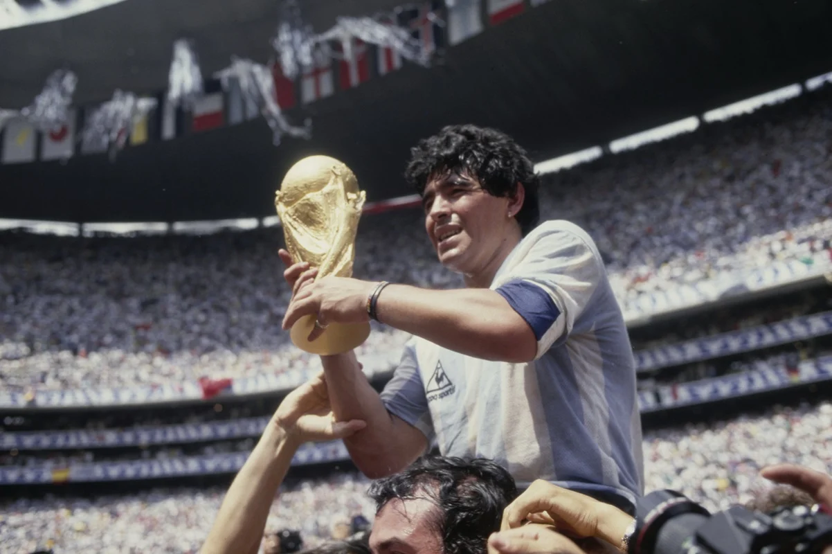 Homenaje a Maradona y Pelé en el entretiempo de México y Sudáfrica