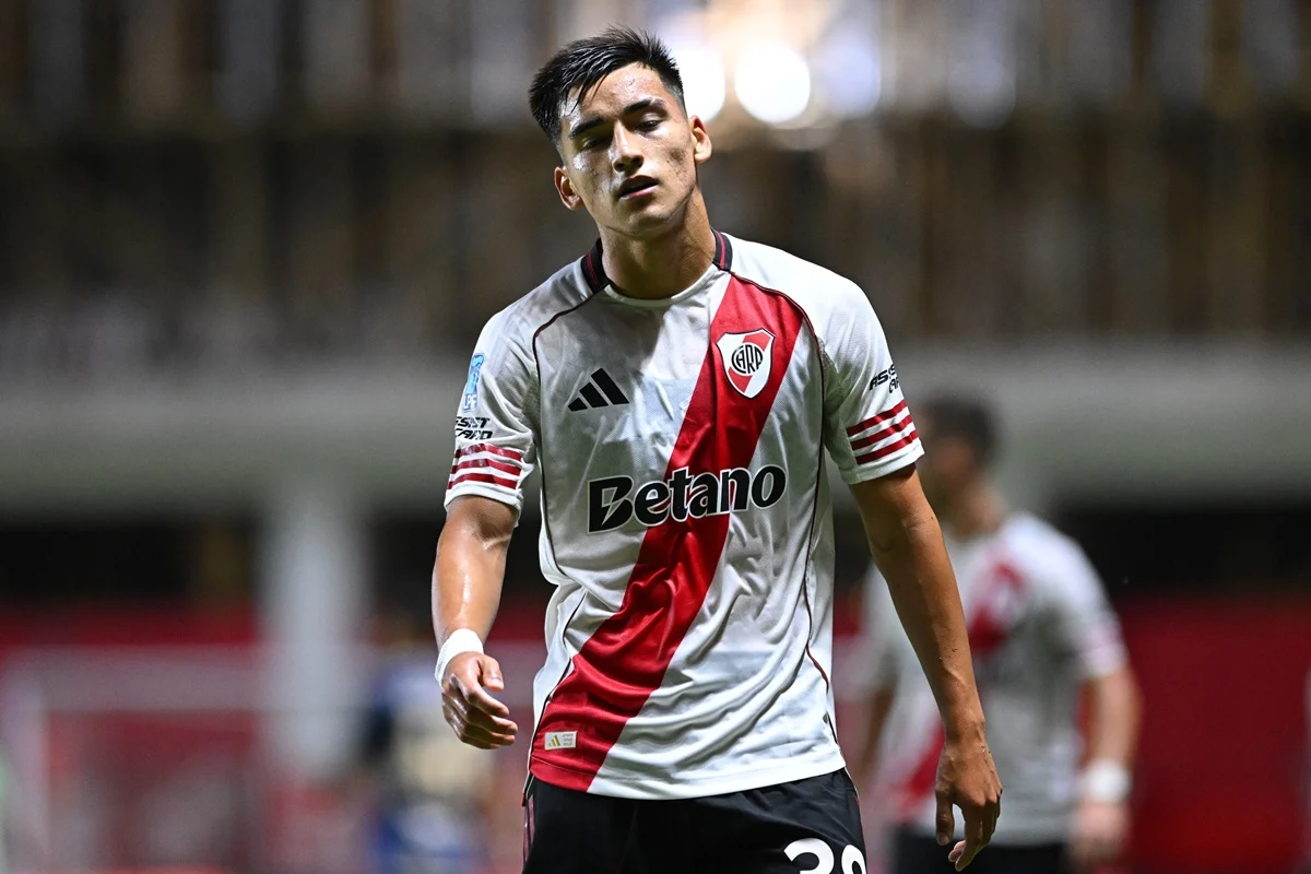 Ian Subiabre jugó en un inter country y River podría sancionarlo