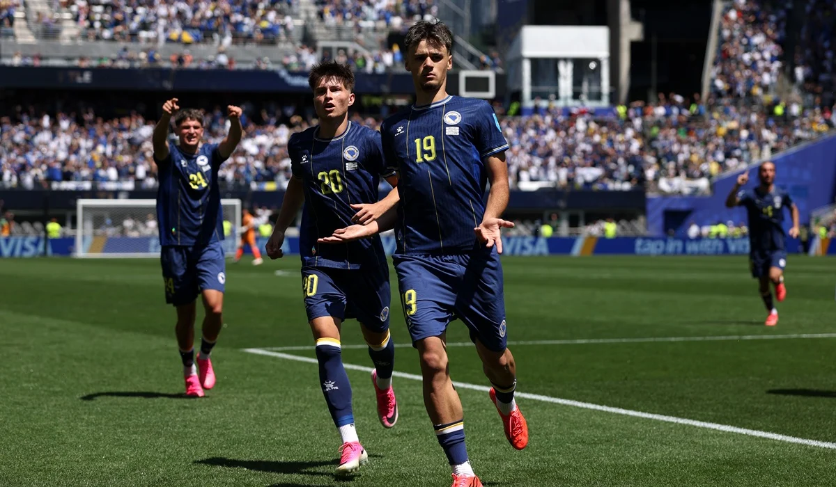 Bosnia sufrió, le ganó a Qatar y debe esperar en el Mundial