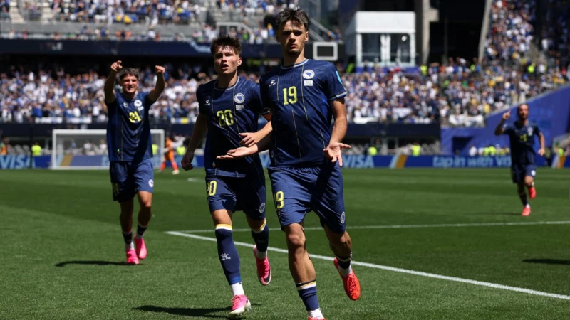 Bosnia sufrió, le ganó a Qatar y debe esperar en el Mundial
