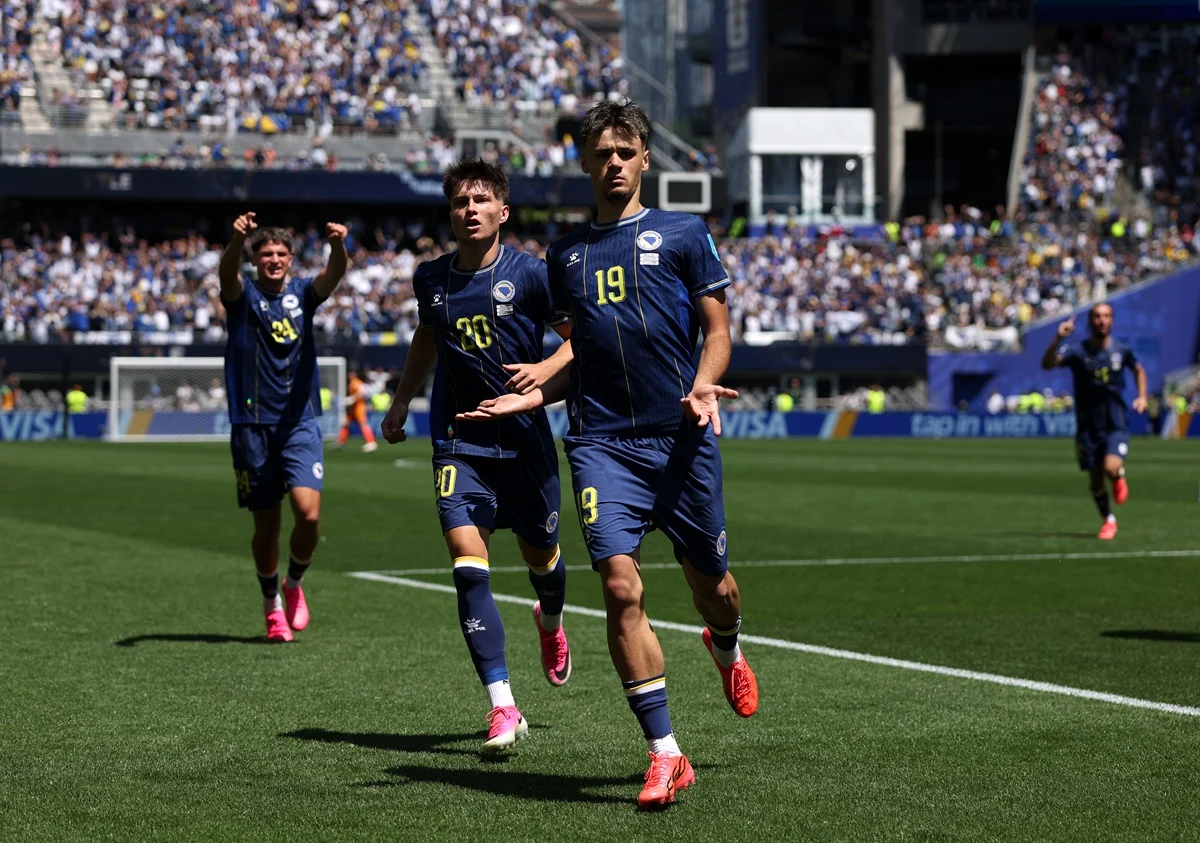 Bosnia sufrió, le ganó a Qatar y debe esperar en el Mundial
