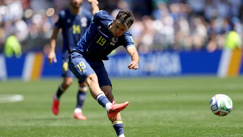 Alajbegovic adelanta a Bosnia y Herzegovina que sueña con los 16avos de final