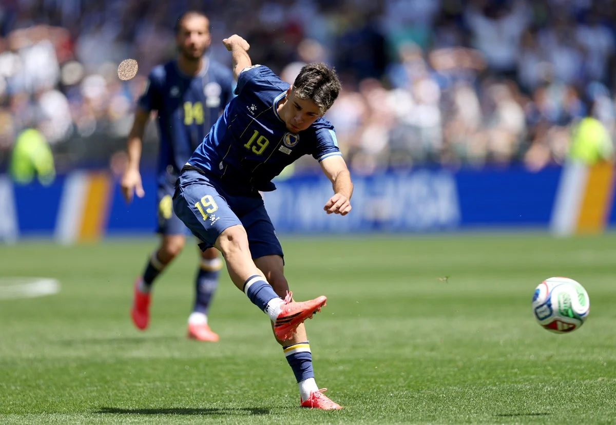 Alajbegovic adelanta a Bosnia y Herzegovina que sueña con los 16avos de final