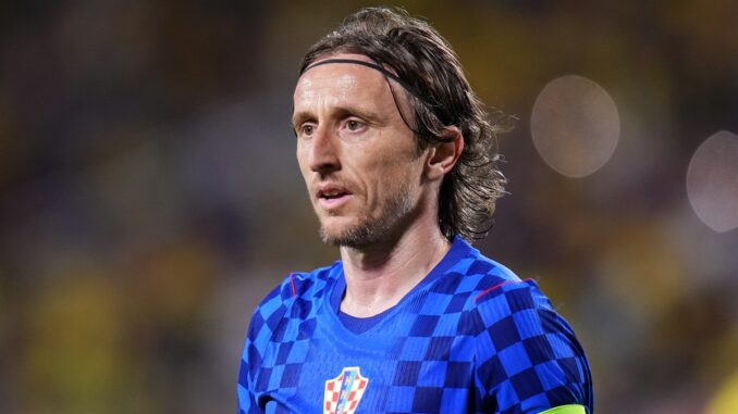 El ex Real Madrid sigue recuperándose de una fractura. Aún así, Luka Modric es titular en el amistoso entre Croacia y Bélgica