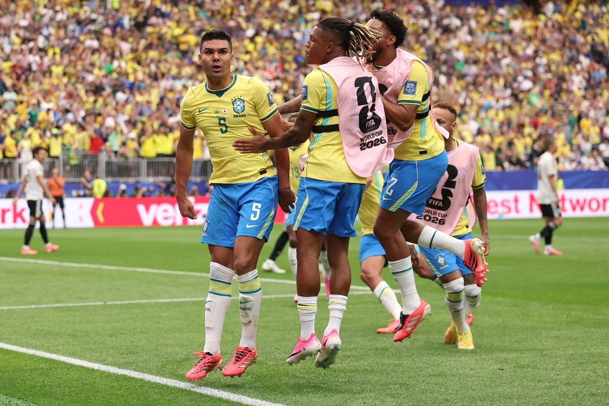 Brasil logró el empate ante Japón con un cabezazo de Casemiro