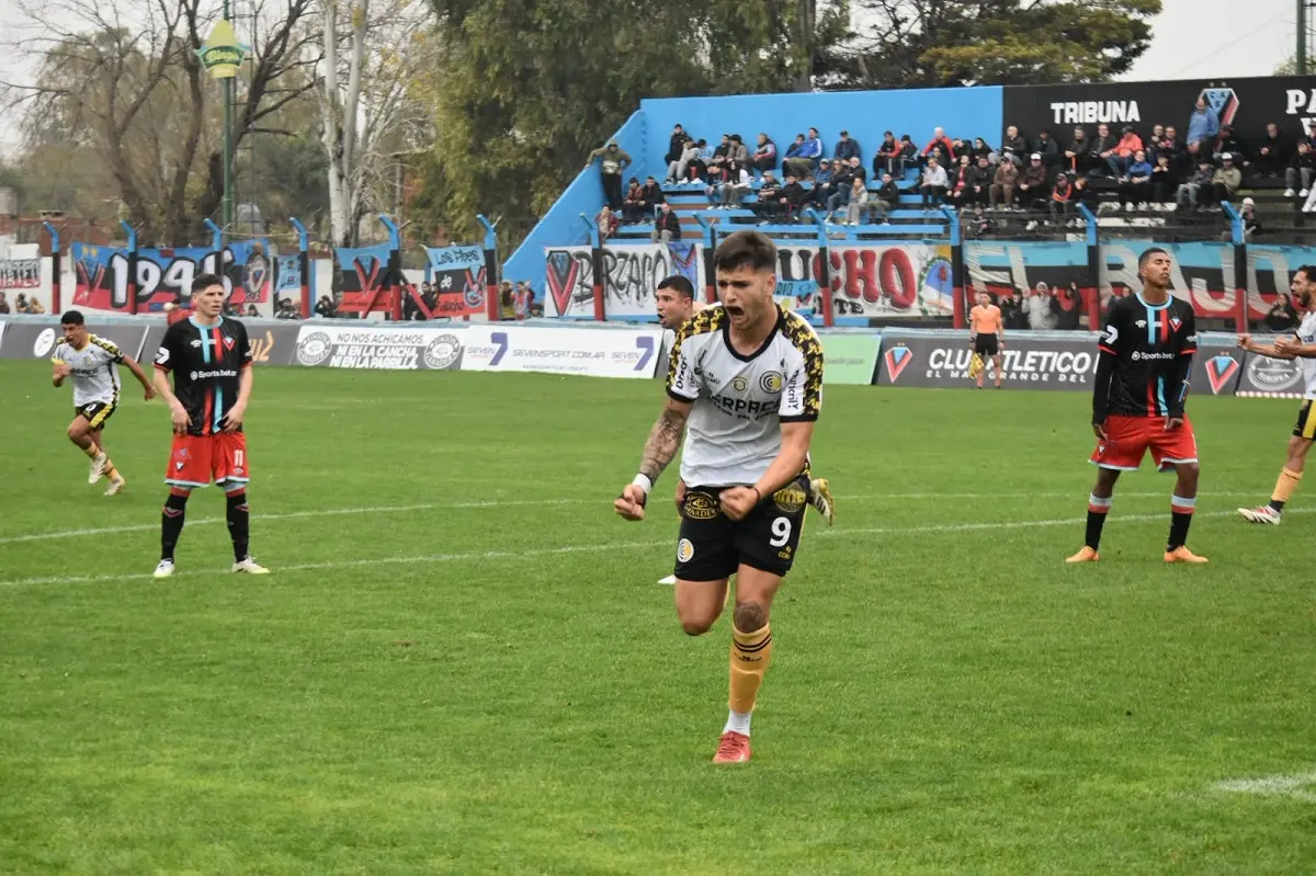 Comu se lo dio vuelta a Brown con doblete de Jeremías Heidenreich