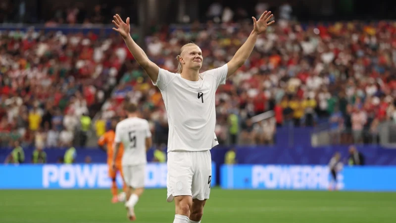 Haaland vuelve a adelantar a Noruega con su quinto gol mundialista