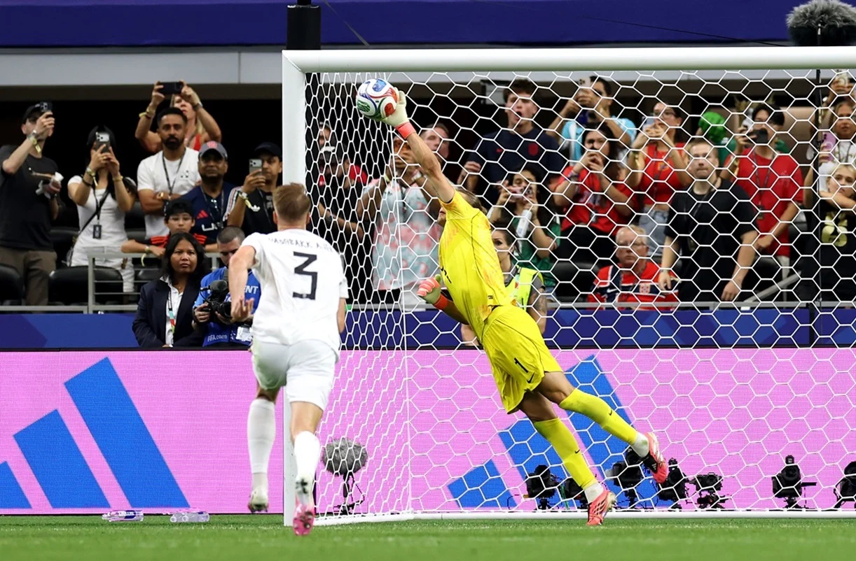El arquero evitó el empate y el alargue en la última del partido. Orjan Nyland también fue el héroe de Noruega ante Costa de Marfil
