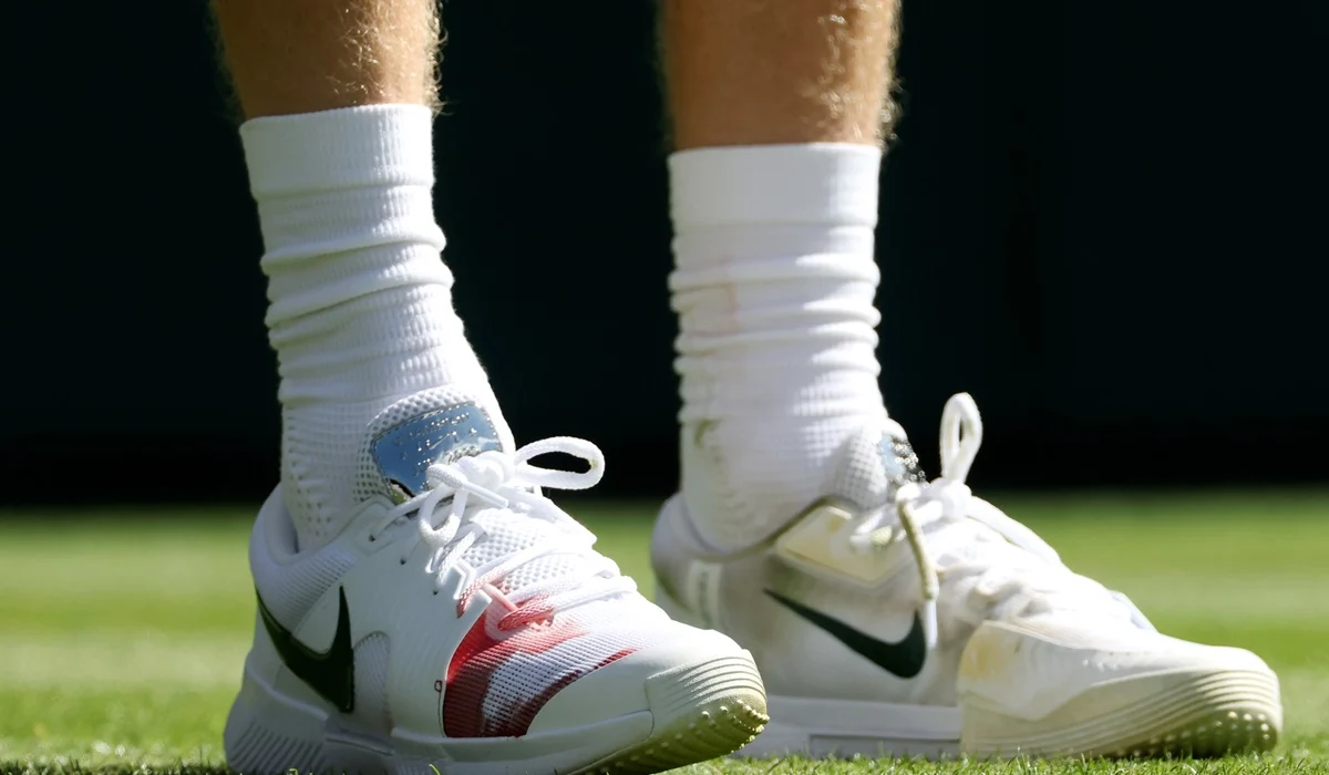Sinner juega con sangre en el calzado en Wimbledon ante Kecmanovic