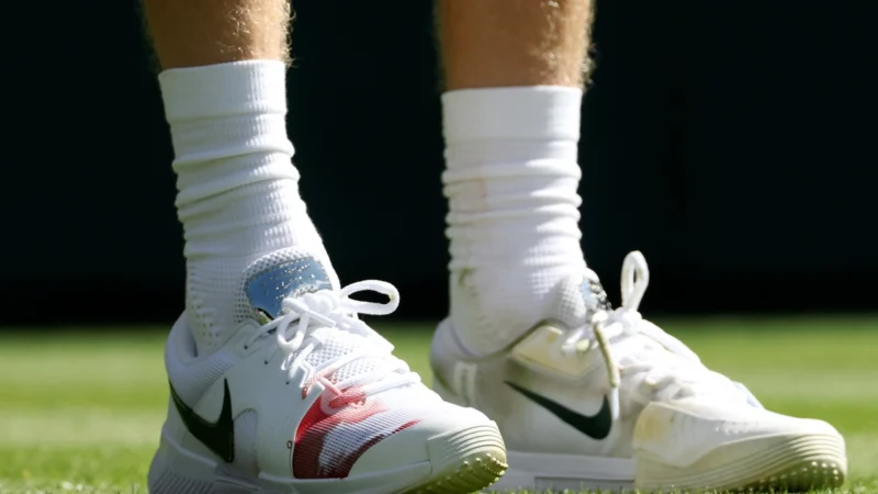 Sinner juega con sangre en el calzado en Wimbledon ante Kecmanovic