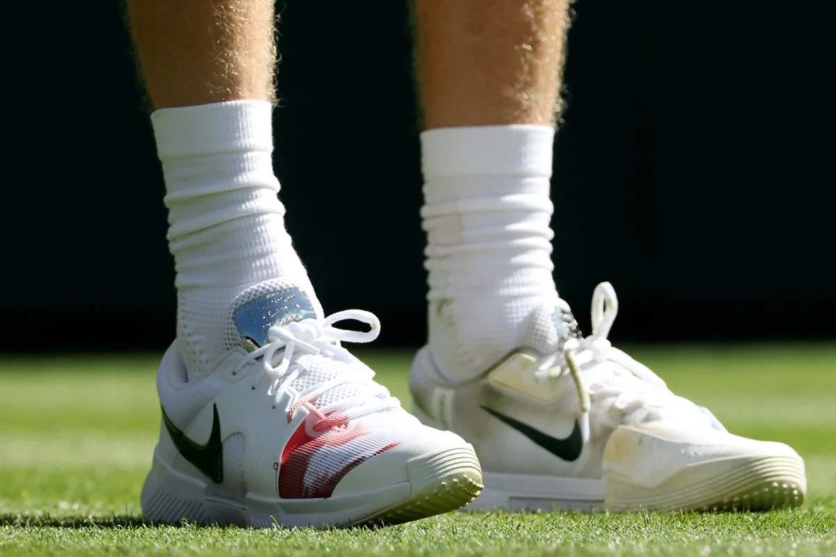 Sinner juega con sangre en el calzado en Wimbledon ante Kecmanovic