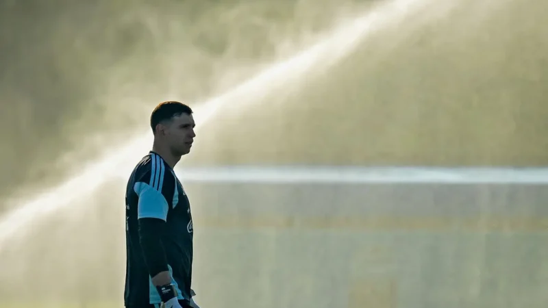 ¡Emiliano Martínez entrena con los guantes y está recuperado!