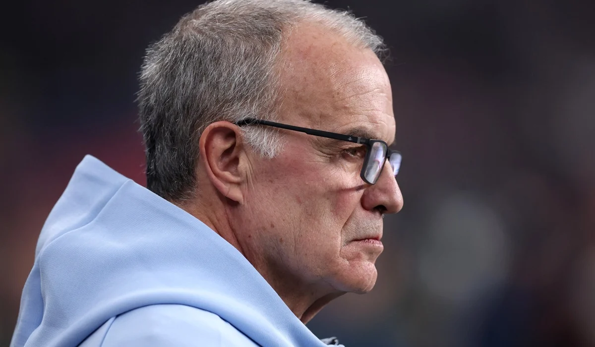 Uruguay arribó al Mundial 2026 y Marcelo Bielsa dio la nota con una conferencia de prensa «express»