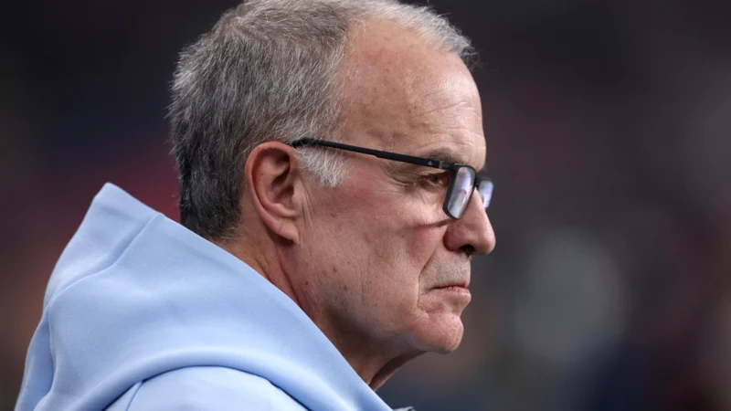 Uruguay arribó al Mundial 2026 y Marcelo Bielsa dio la nota con una conferencia de prensa «express»