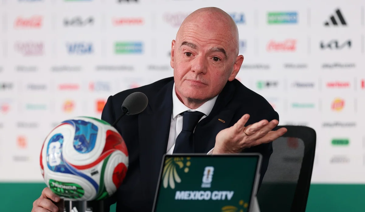 Infantino cruzó al periodismo por el árbitro de Somalia deportado de Estados Unidos y llenó de elogios a Donald Trump