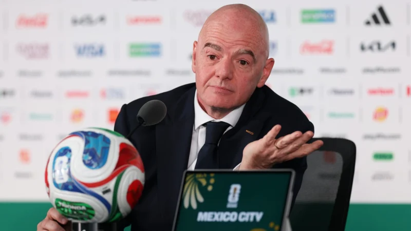 Infantino cruzó al periodismo por el árbitro de Somalia deportado de Estados Unidos y llenó de elogios a Donald Trump