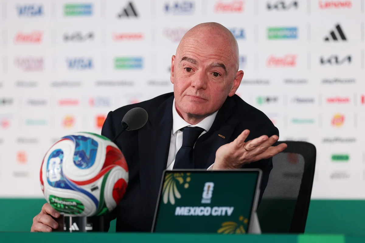 Infantino cruzó al periodismo por el árbitro de Somalia deportado de Estados Unidos y llenó de elogios a Donald Trump