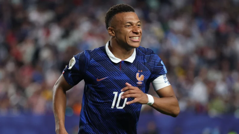 A Francia no lo frena ni la lluvia: Mbappé brilló en un partido que tardó cuatro horas en completarse