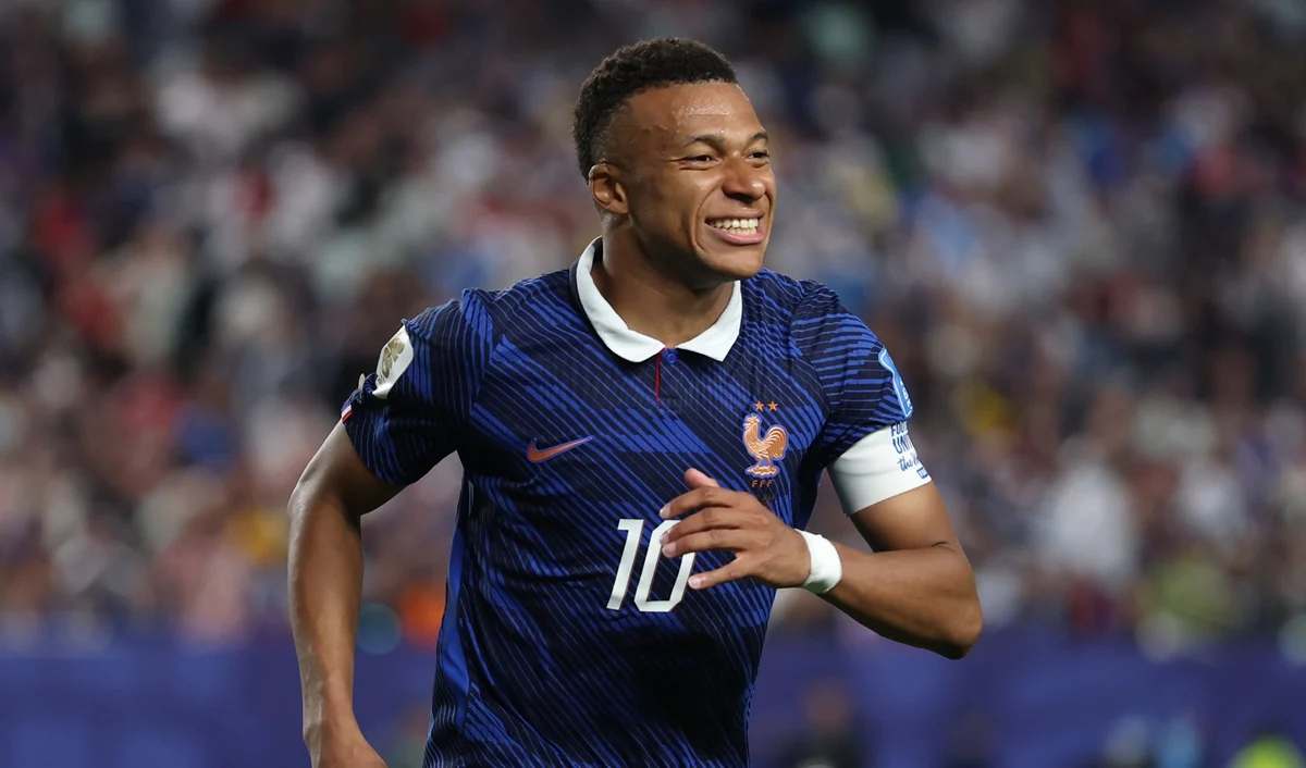 A Francia no lo frena ni la lluvia: Mbappé brilló en un partido que tardó cuatro horas en completarse