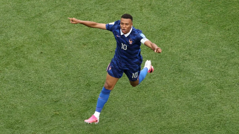 Kylian Mbappé celebró sus 100 partidos en Francia con gol