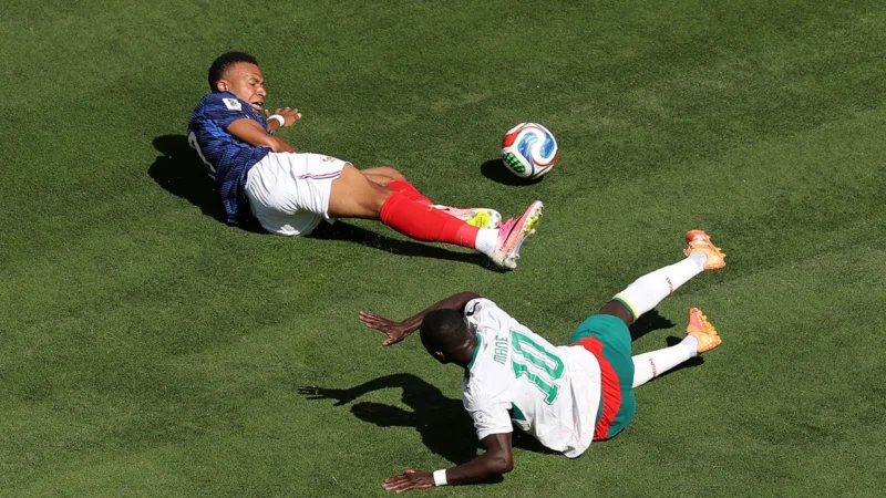 Mbappé y Mané protagonizaron una polémica en el Mundial 2026: revisión VAR y no penal