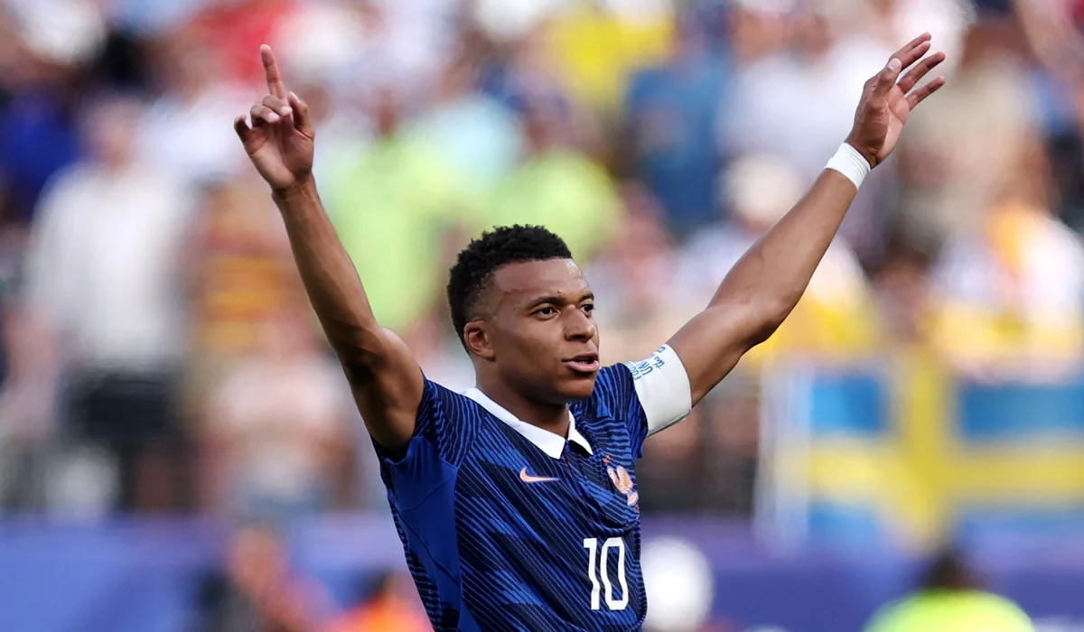 Mbappé abrió la cuenta para Francia y le pisa los talones a Messi
