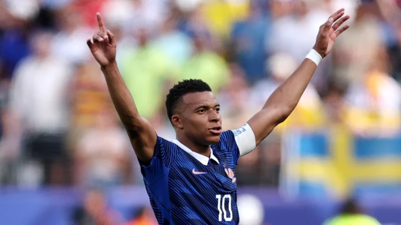 Mbappé abrió la cuenta para Francia y le pisa los talones a Messi