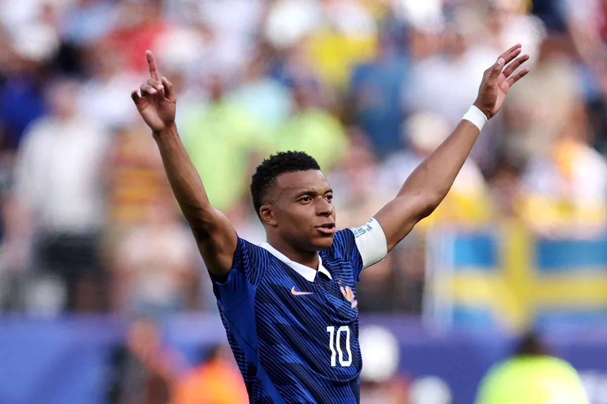 Mbappé abrió la cuenta para Francia y le pisa los talones a Messi