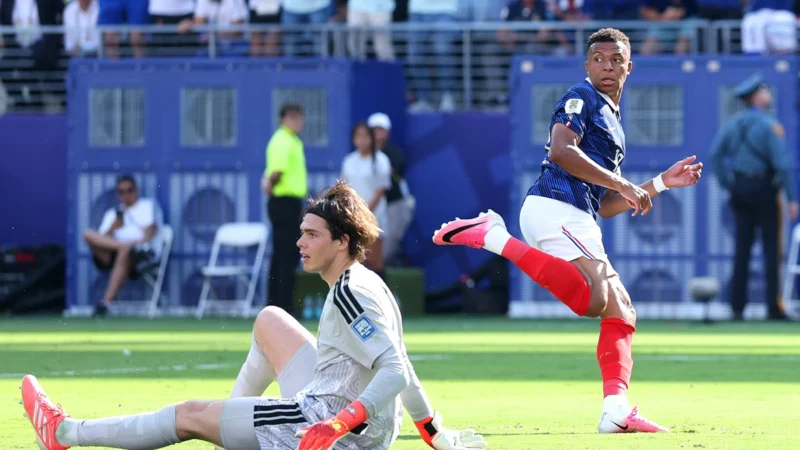 Polémico gol anulado a Mbappé en Francia – Suecia