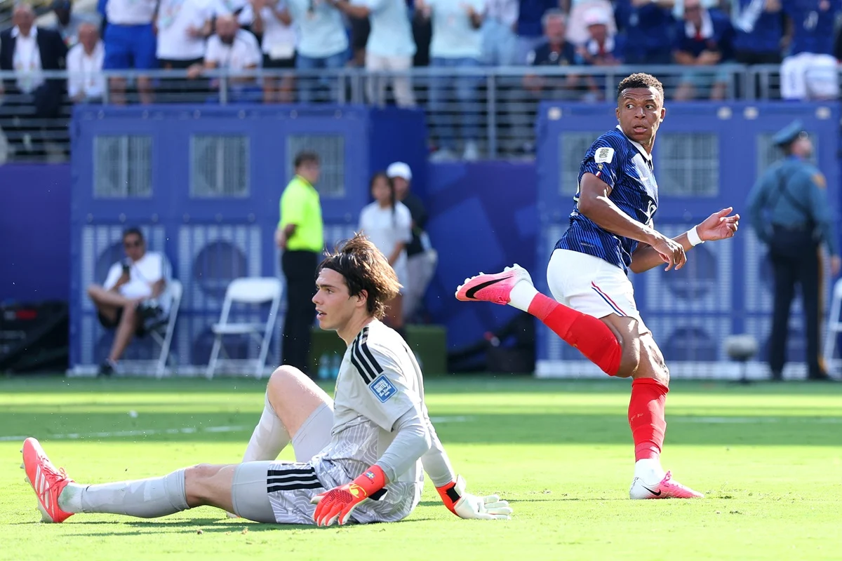 Polémico gol anulado a Mbappé en Francia – Suecia