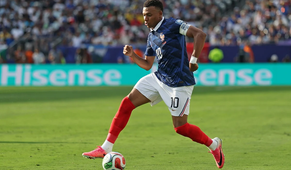 Kylian Mbappé metió un doblete y quedó a uno del récord de Messi