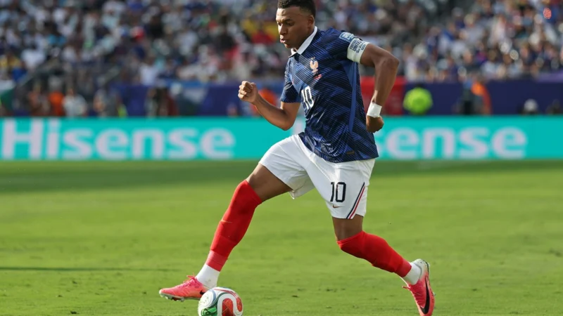 Kylian Mbappé metió un doblete y quedó a uno del récord de Messi