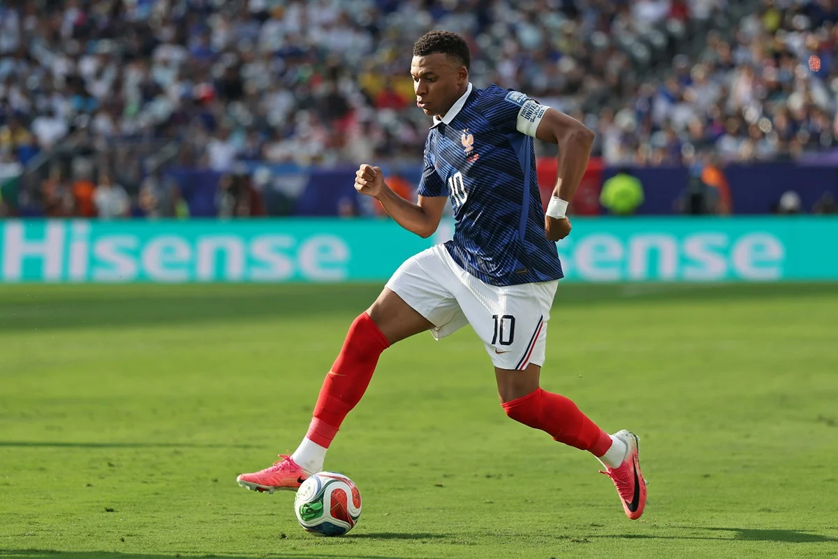 Kylian Mbappé metió un doblete y quedó a uno del récord de Messi