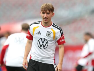 El delantero de 18 años el Bayern Munich podría perderse el Mundial. Lennart Karl se lesionó en la práctica y alarmó a Alemania