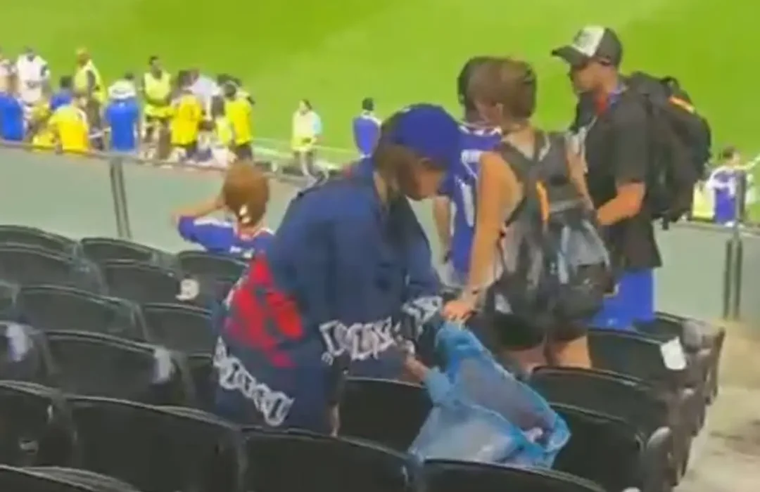 Los hinchas japoneses volvieron a dar el ejemplo y limpiaron las tribunas tras el empate ante Suecia